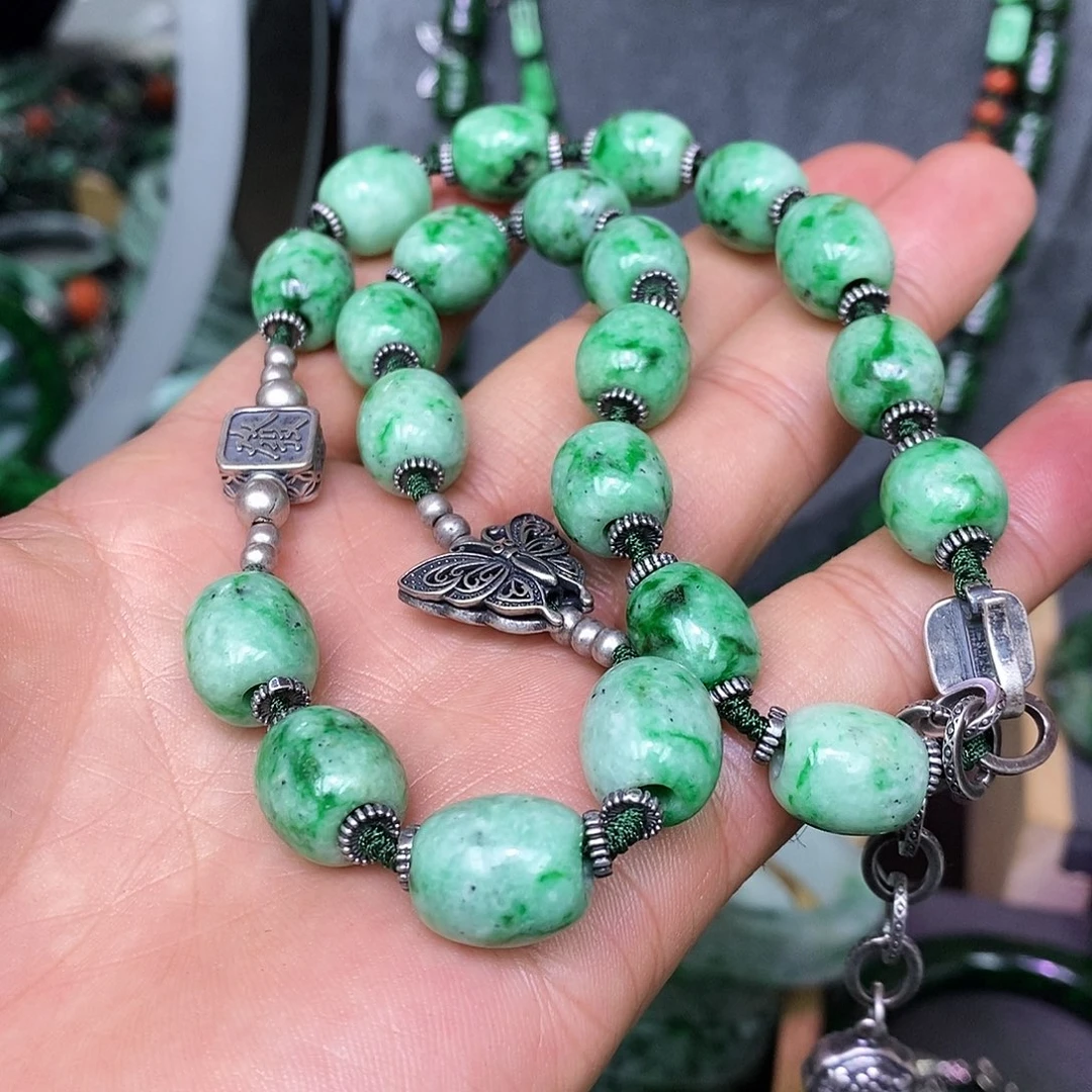 颈饰未镶嵌翡翠芬***?漂亮美眉