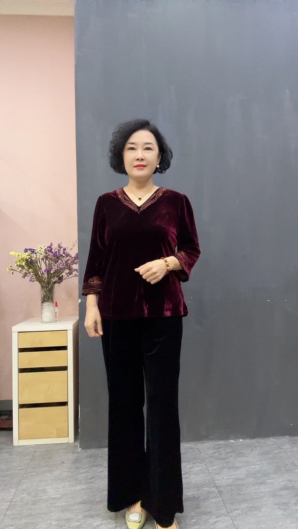 高端时尚刺绣V领丝绒上衣