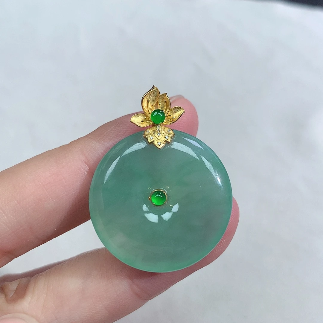 翡翠18K金镶嵌颈饰平安扣
