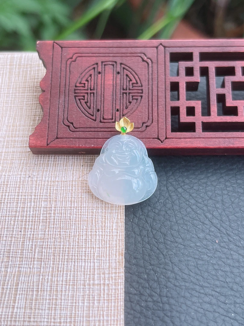 天然缅甸A货翡翠.冰润胶感清爽飘花佛公吊坠.尺寸19.7-19.4-5.2