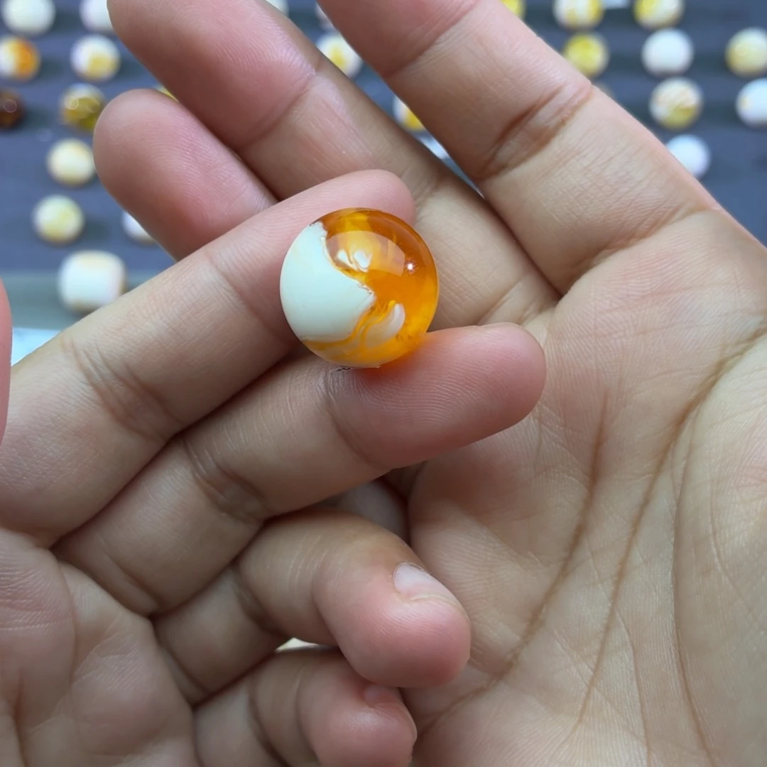 琥珀未镶嵌裸石17.9圆珠橘金妖花聚宝盆