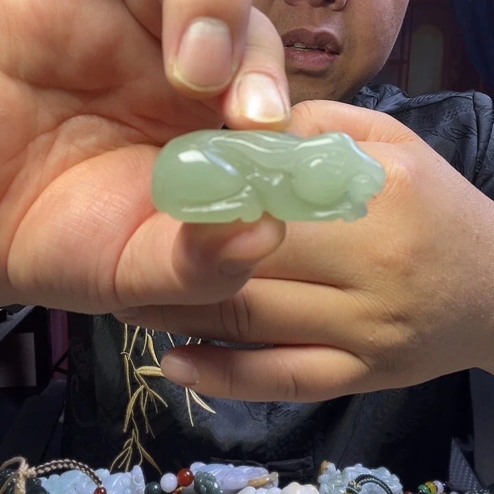 石英质玉未镶嵌颈饰兔子