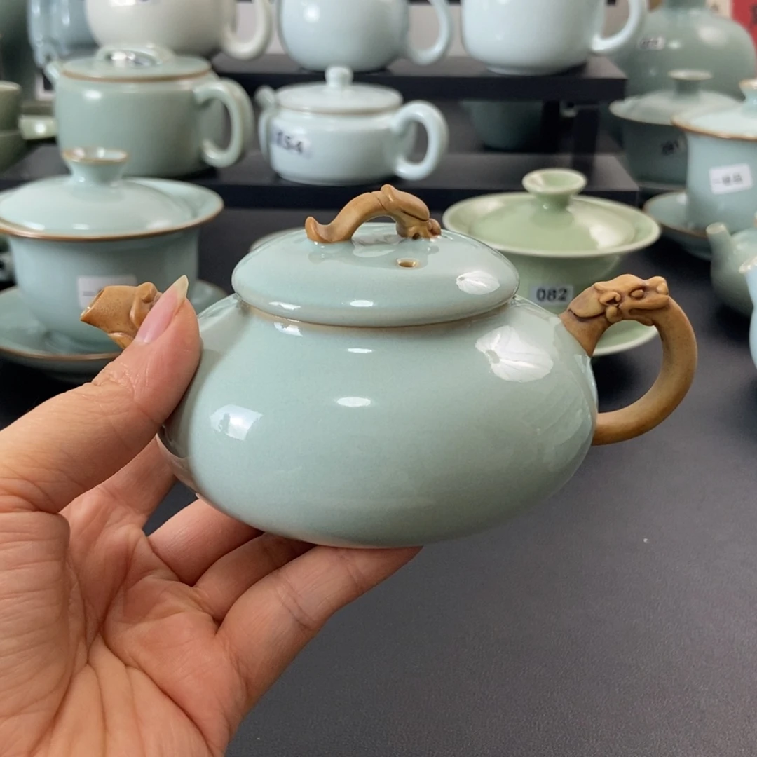 壶二级品天青釉的龙壶