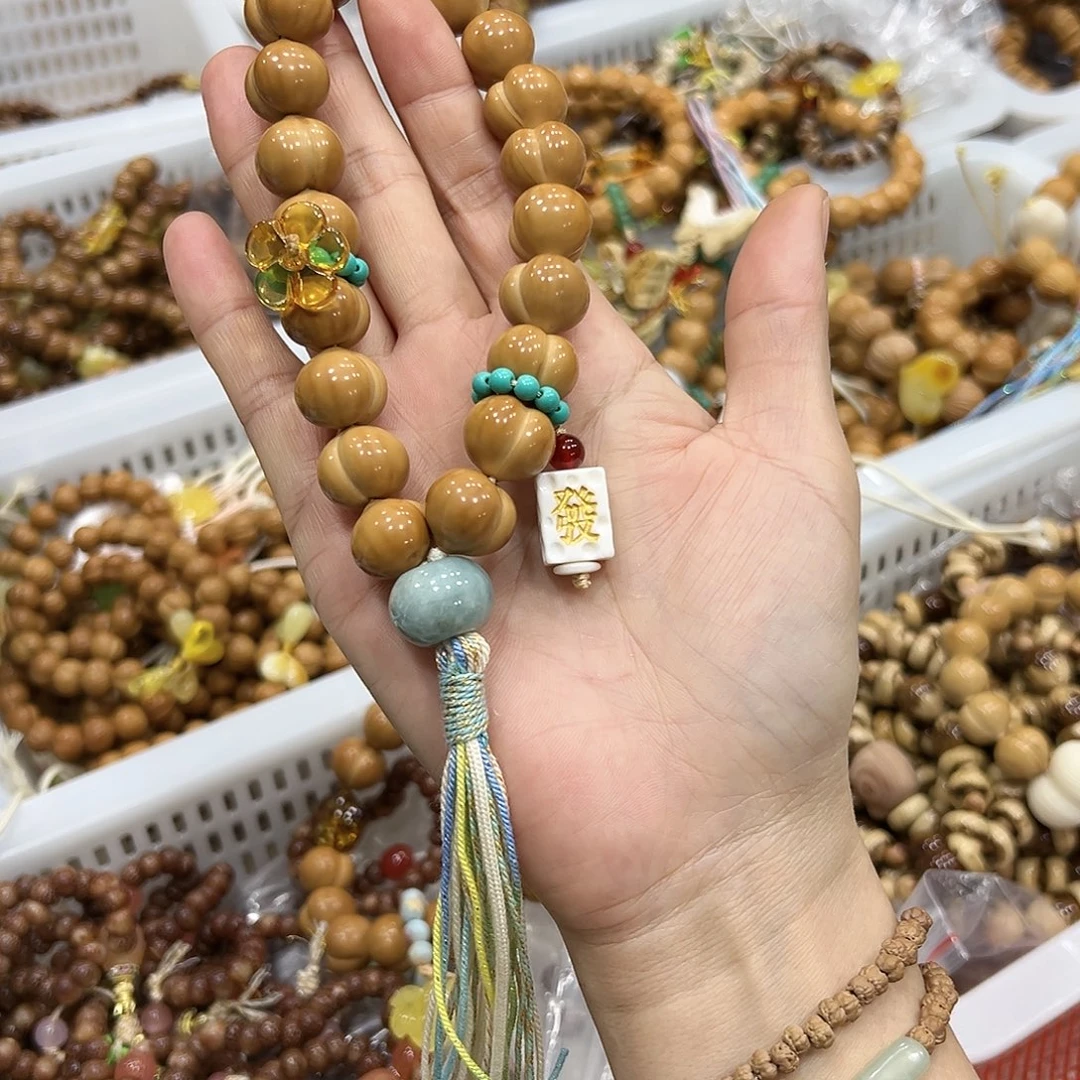 猴头核桃吊坠手持泡芙