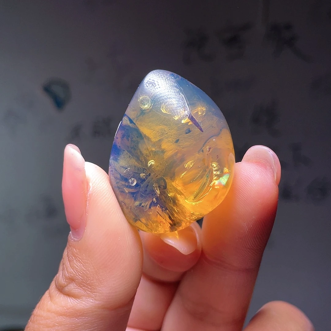 琥珀裸石未镶嵌！