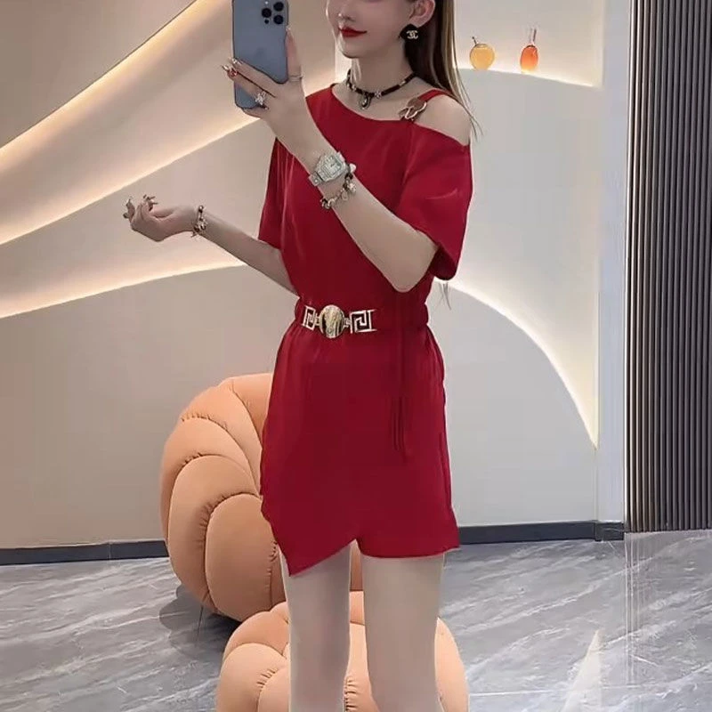 2025年夏季新款小个子设计感露肩短袖上衣气质显瘦短裤两件套装女