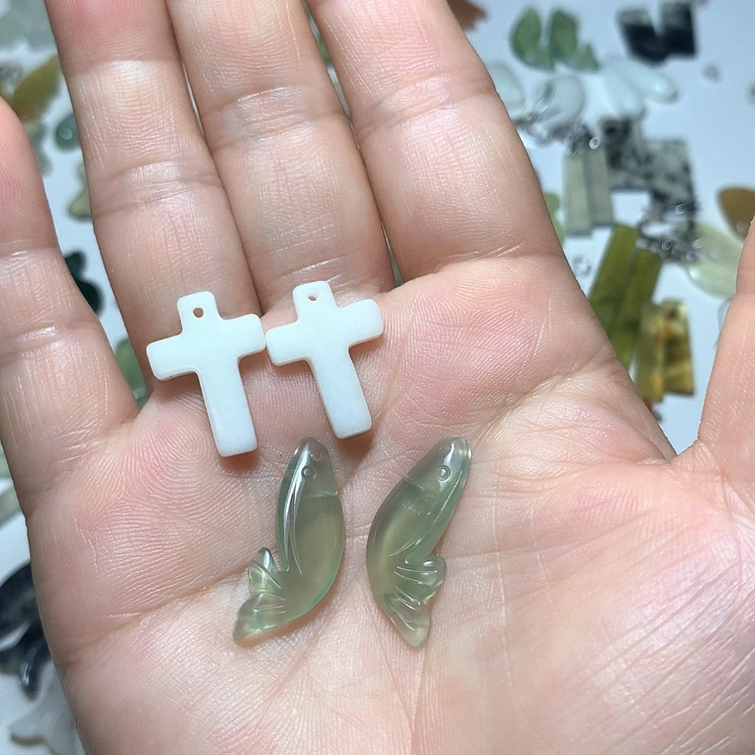 夏***野蛇纹石玉未镶嵌耳环