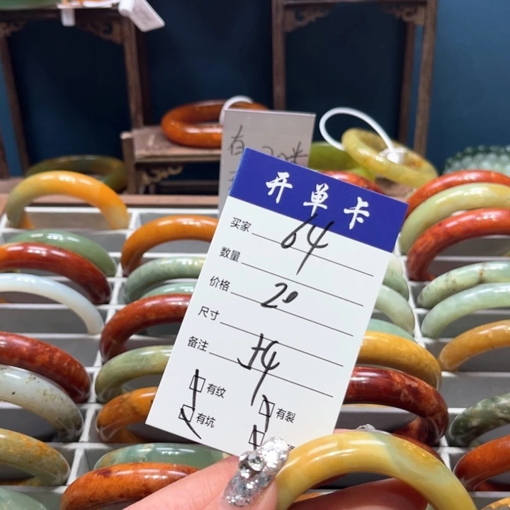 蛇纹石玉手镯未镶嵌小****?