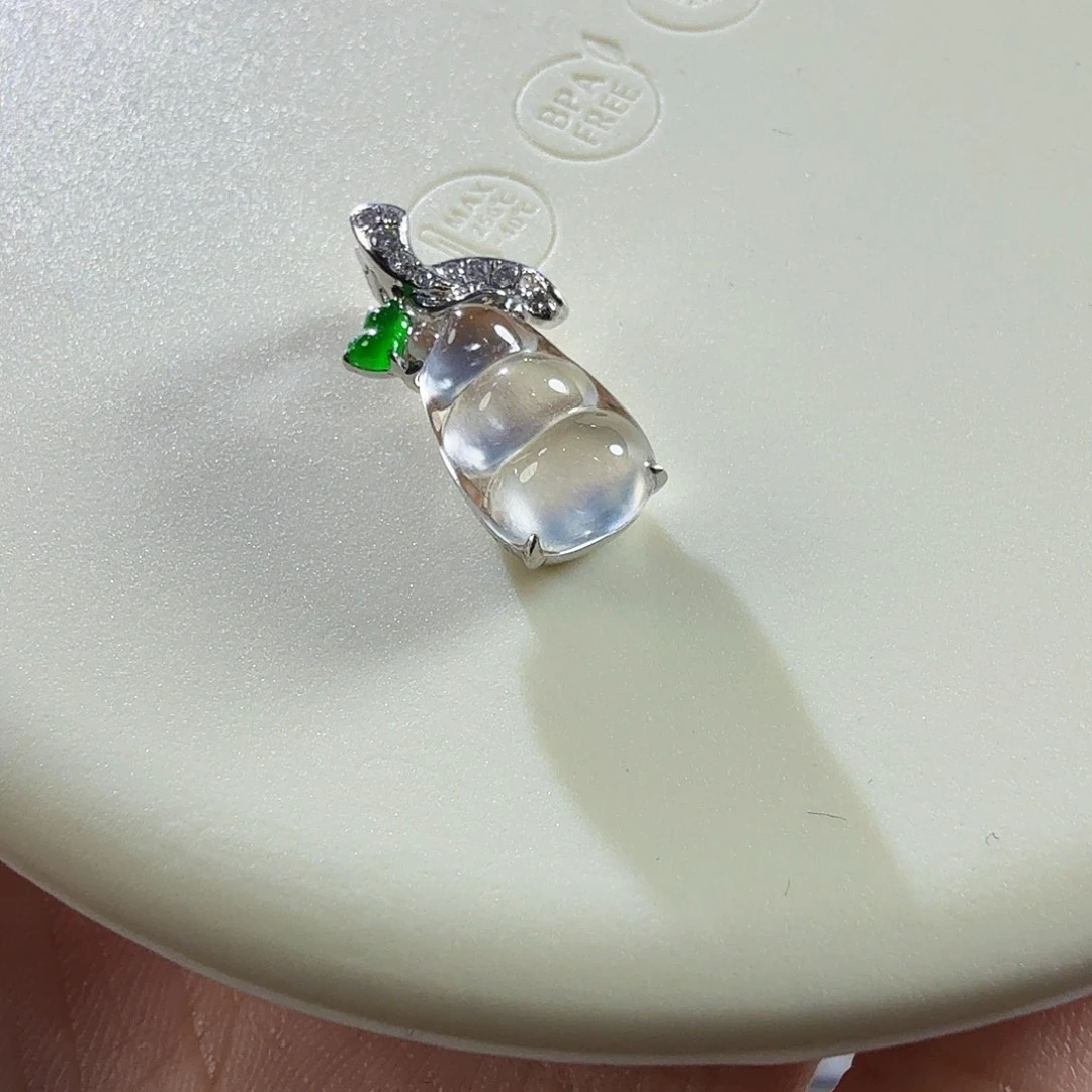 翡翠18K金镶嵌颈饰玻璃种豆子