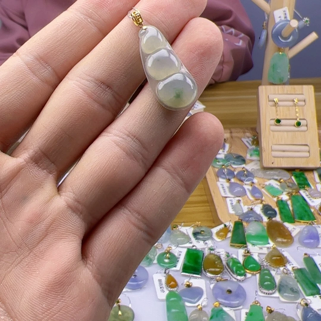 翡翠18K金镶嵌颈饰