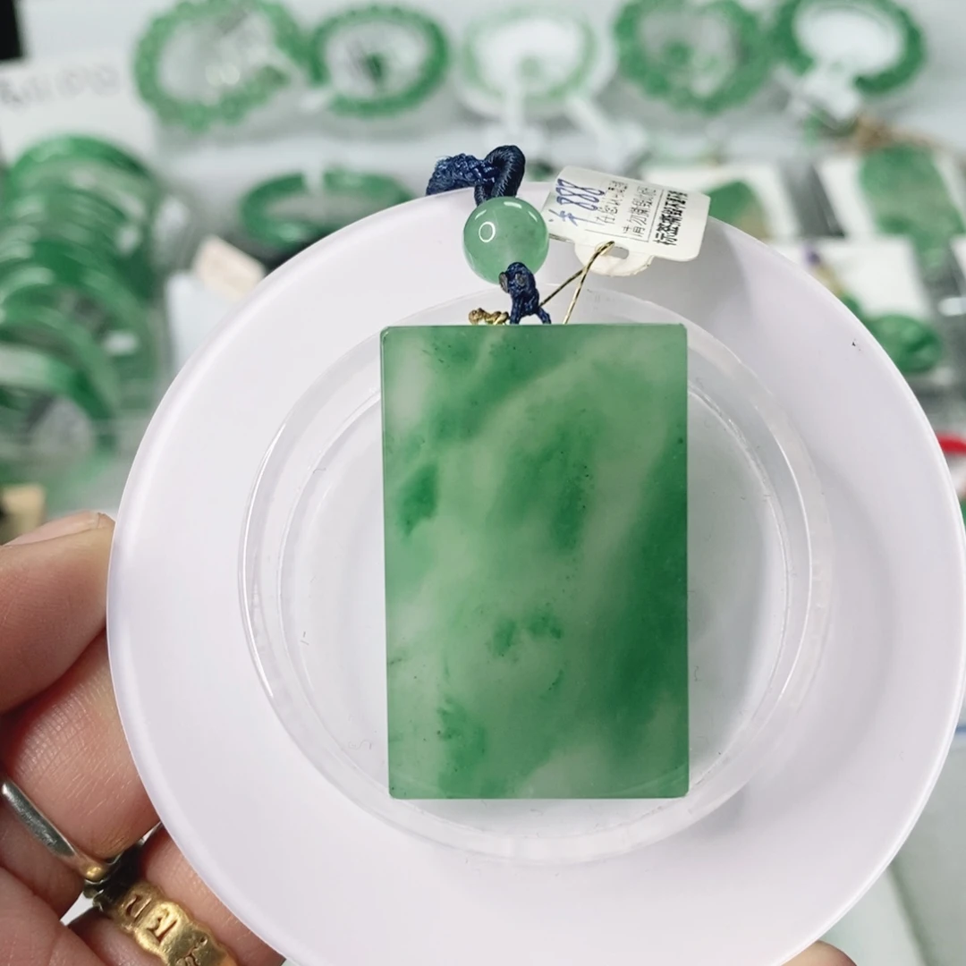 石英质玉未镶嵌颈饰