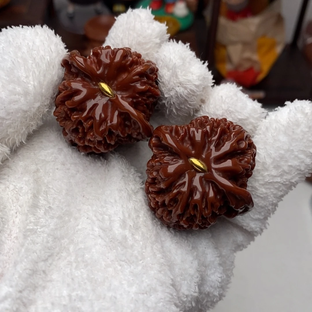 李***喝文玩核桃吊坠满天星