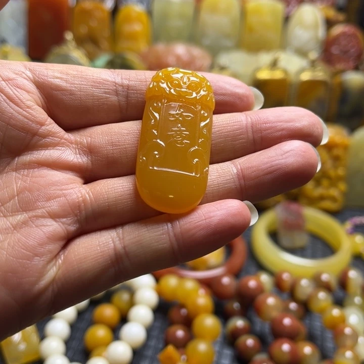 石英质玉（黄龙玉）未镶嵌颈饰