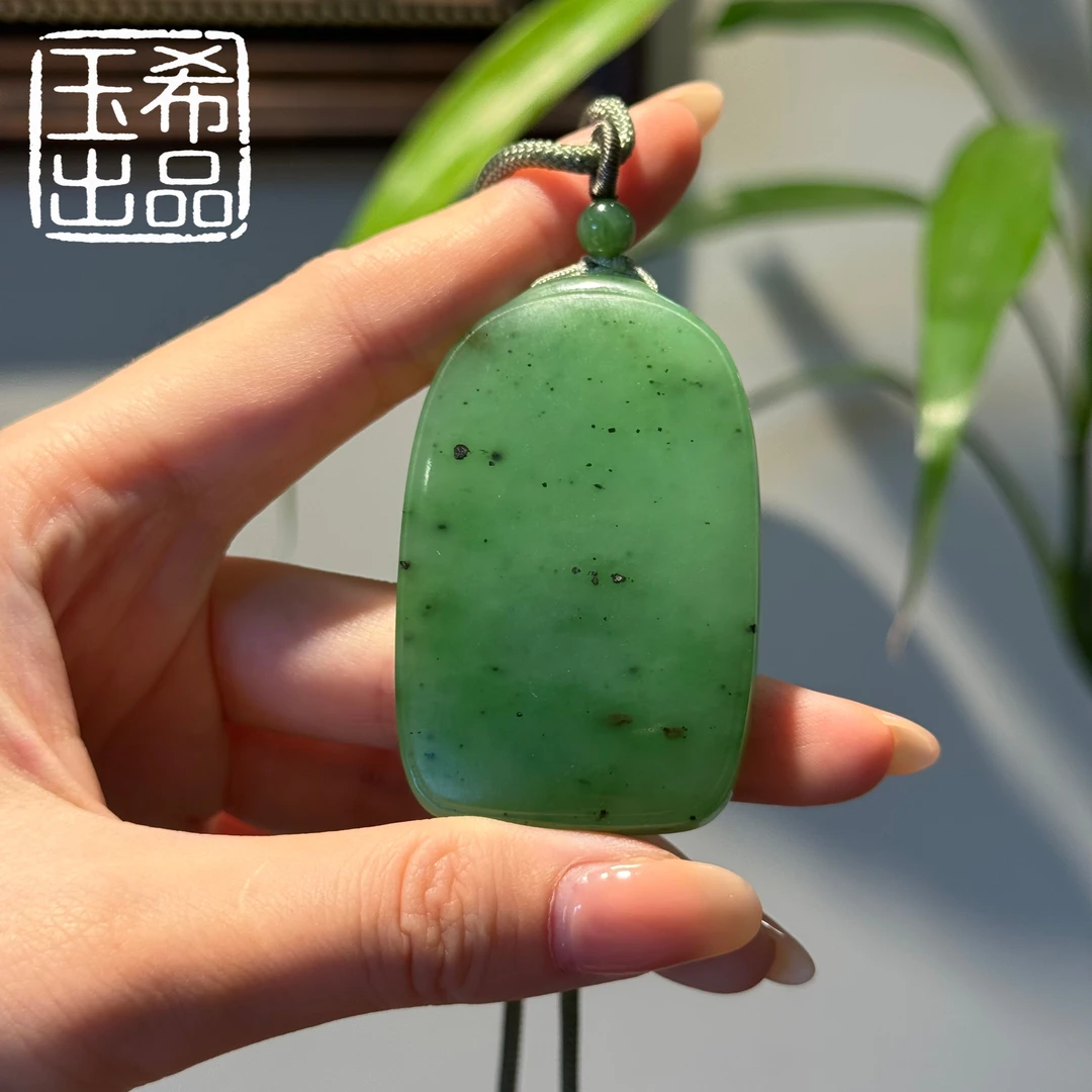 珍藏级 和田玉 俄料 乌兰海 苹果绿 无事牌吊坠 58*37*11  Y786