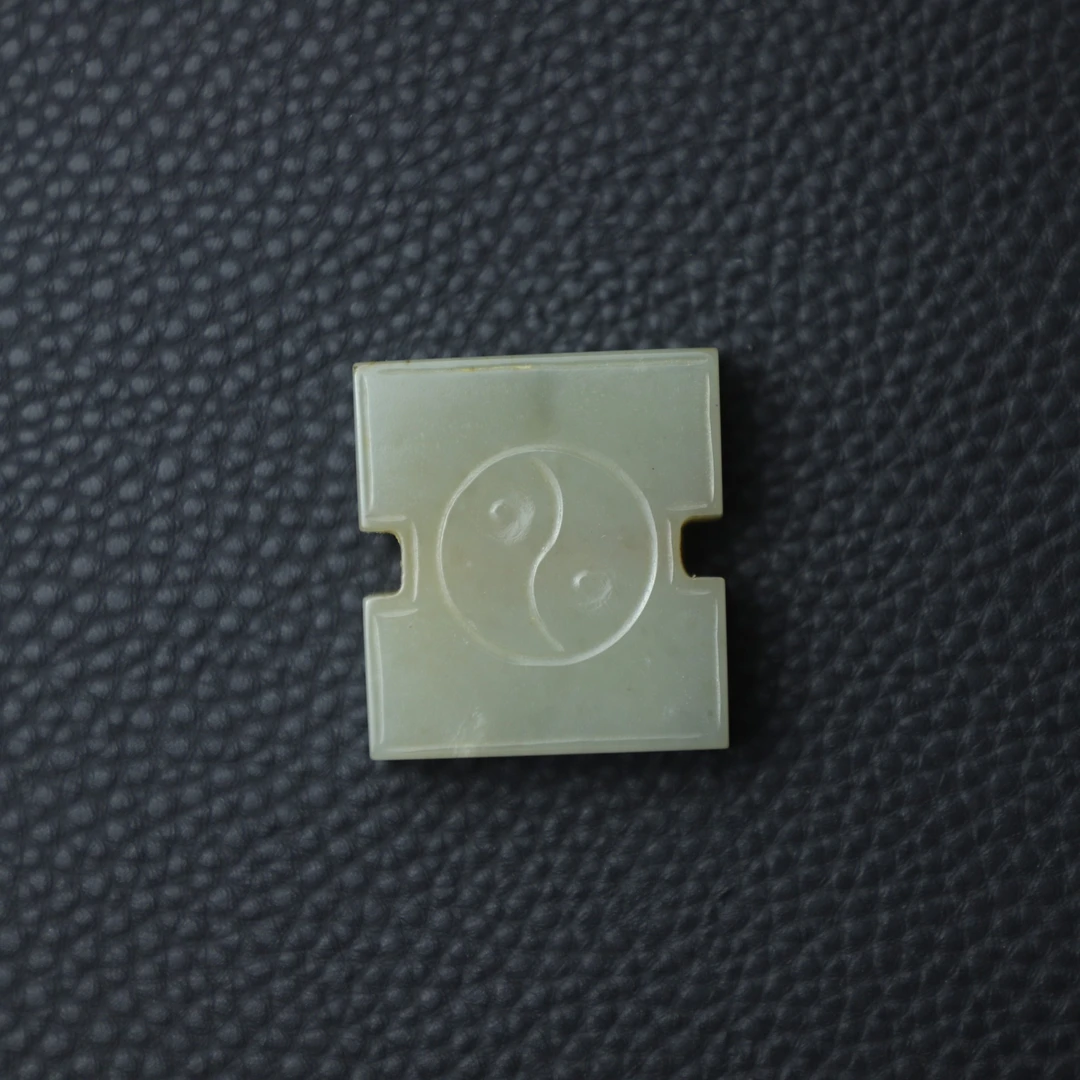 TCWWA08722清晚和田白玉八卦纹工字佩