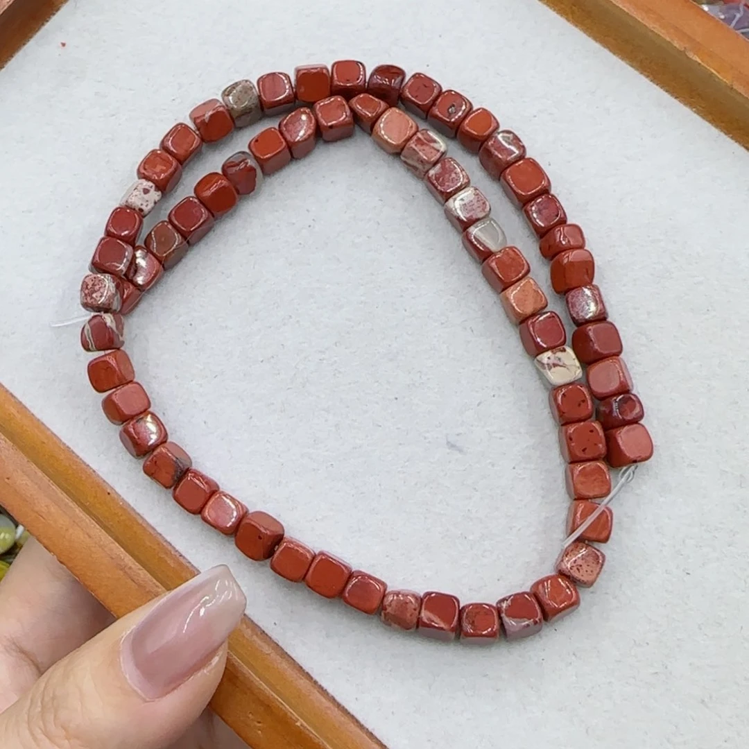 玛瑙/玉髓未镶嵌珠宝半成品红石放不定一条