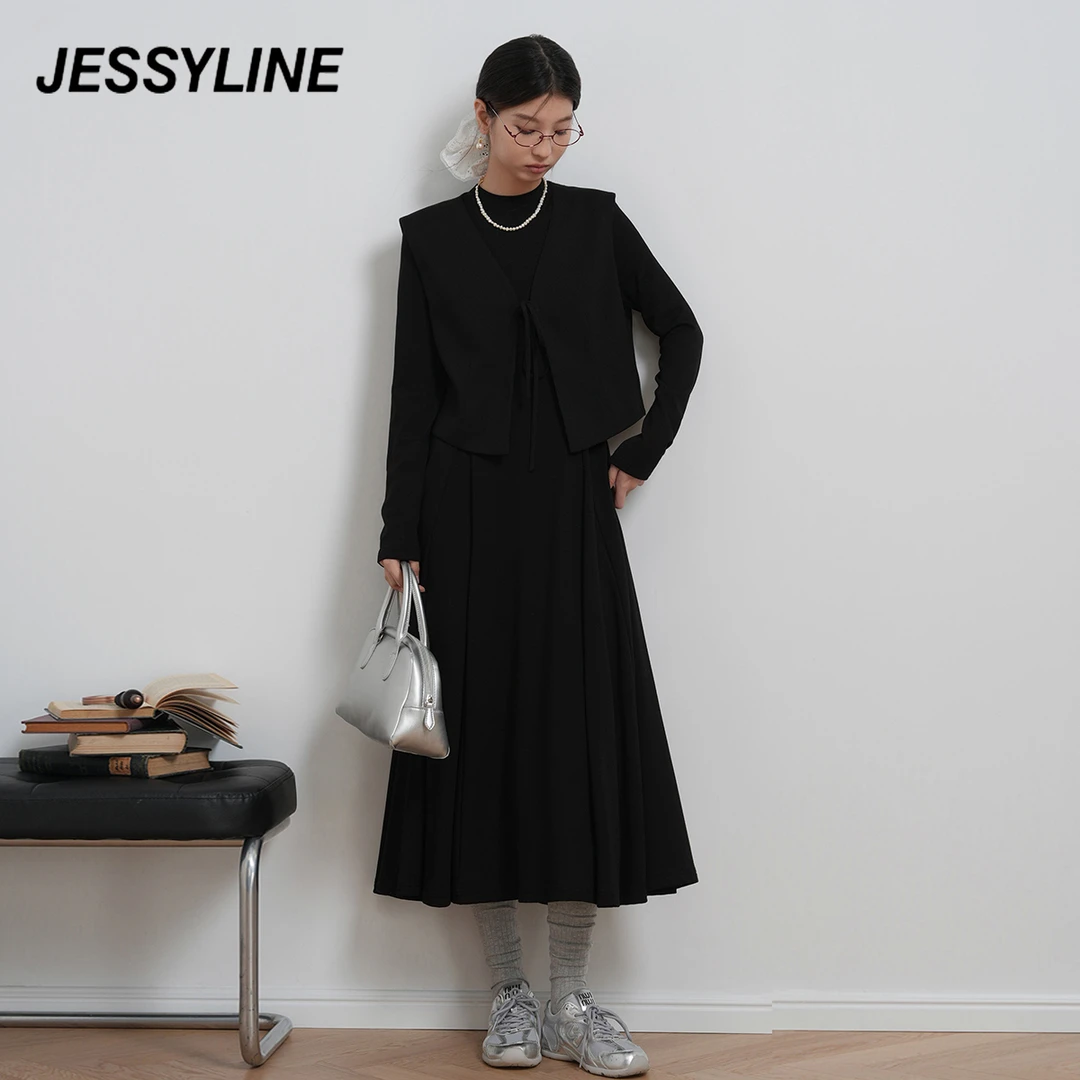 jessyline冬季新款女装 杰茜莱黑色马夹连衣裙套装 440B16241