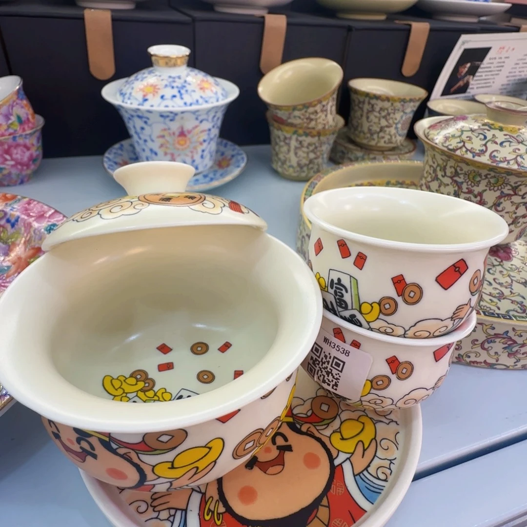 这些盖碗很漂亮我很喜欢！！