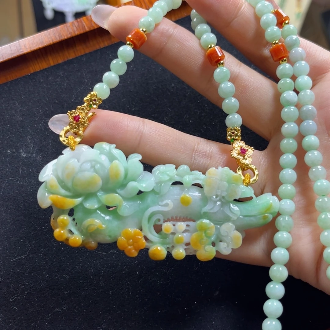 翡翠未镶嵌吊坠(赠链)俏色喜上眉梢