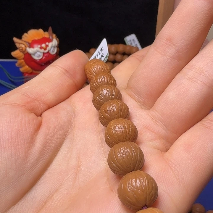 尔***乎猴头核桃手串凤羽