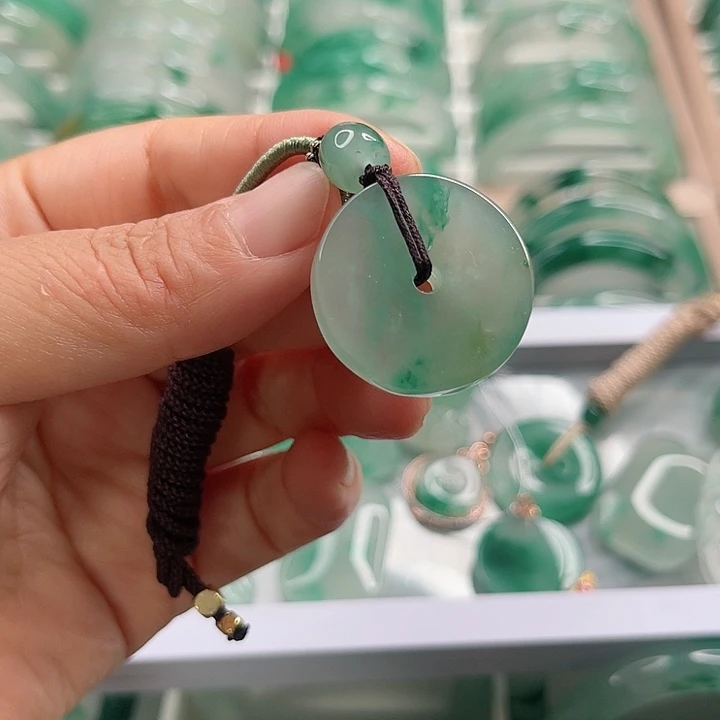 颈饰未镶嵌石英质玉
