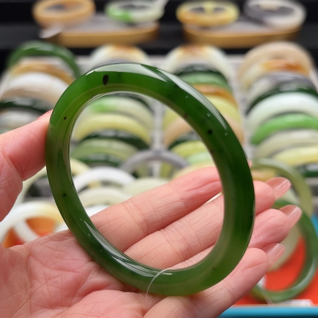 和田玉未镶嵌手镯散红皮！辣阳绿美人条56.1