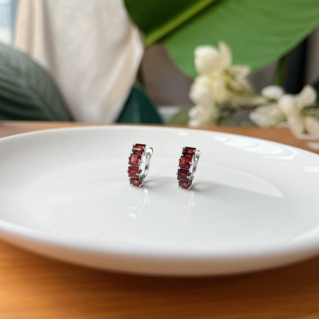 【郭老师】约4mm石榴石S925银耳扣