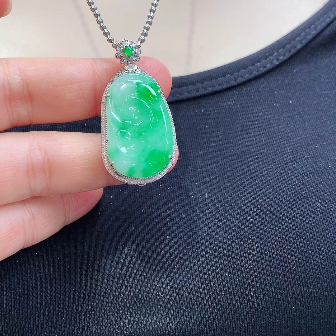 翡翠颈饰18K金镶嵌如意