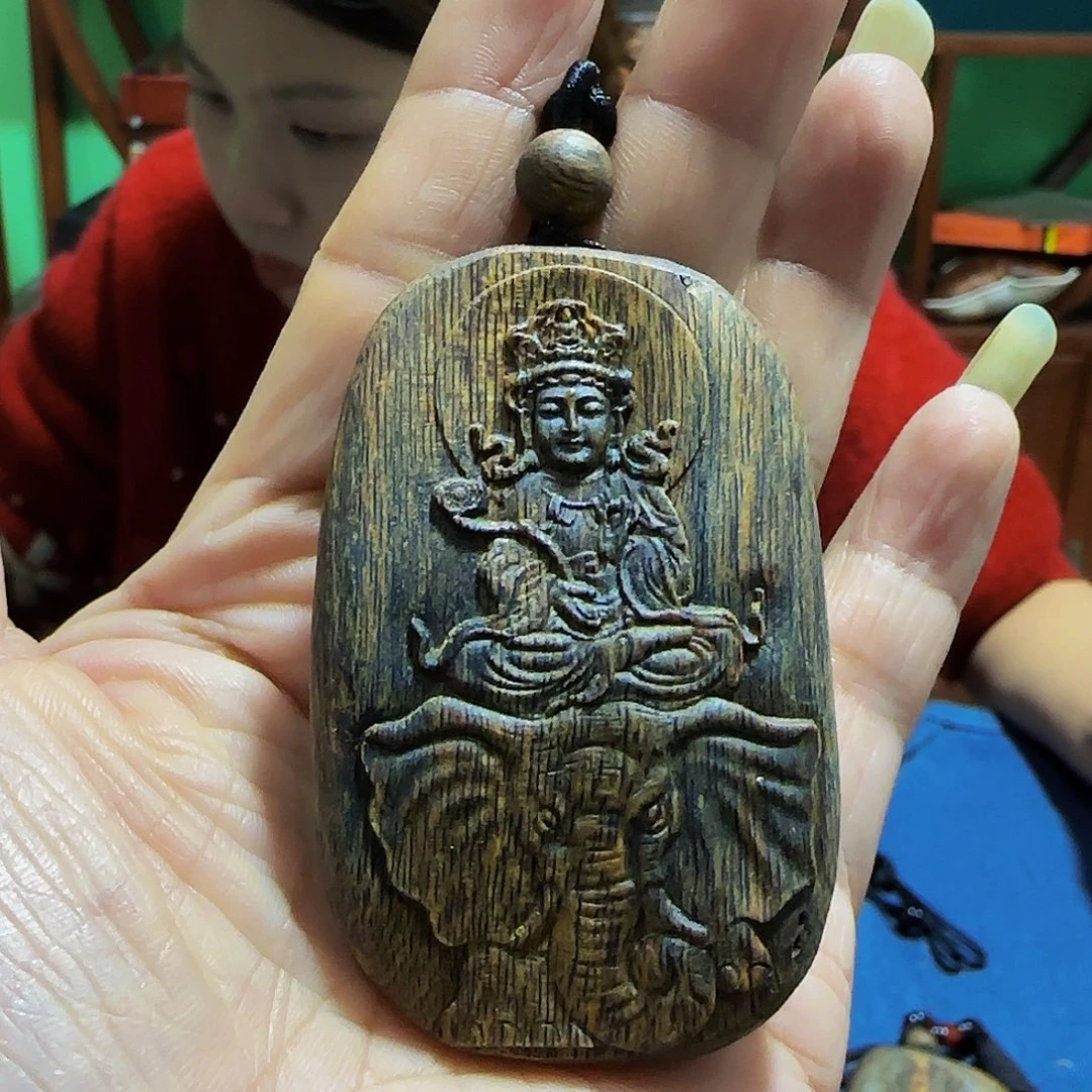 沉香沉香碎屑海南白奇乌身老料普贤菩萨带绳20克