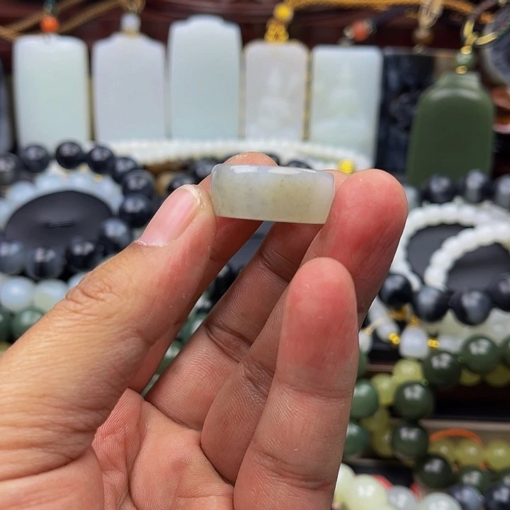 未镶嵌戒圈和田玉阿*哥