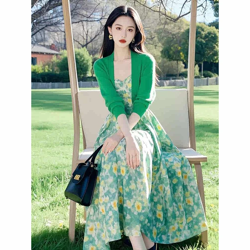 2025超火春多巴胺绝美法式高端气质叠穿绿色开衫碎花吊带裙子套装