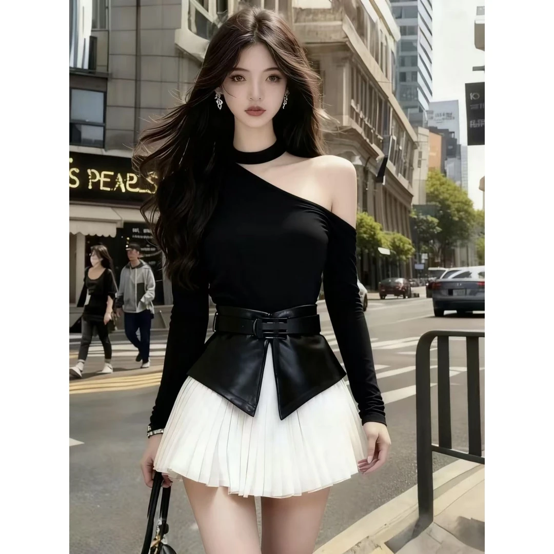 新款日常通勤风显瘦黑色斜领露肩长袖上衣+白色百褶半身裙两件套