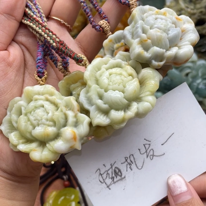 蛇纹石玉合金吊坠