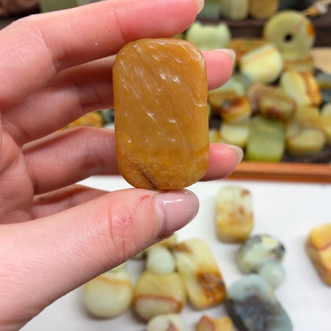轻****蛇纹石玉未镶嵌颈饰