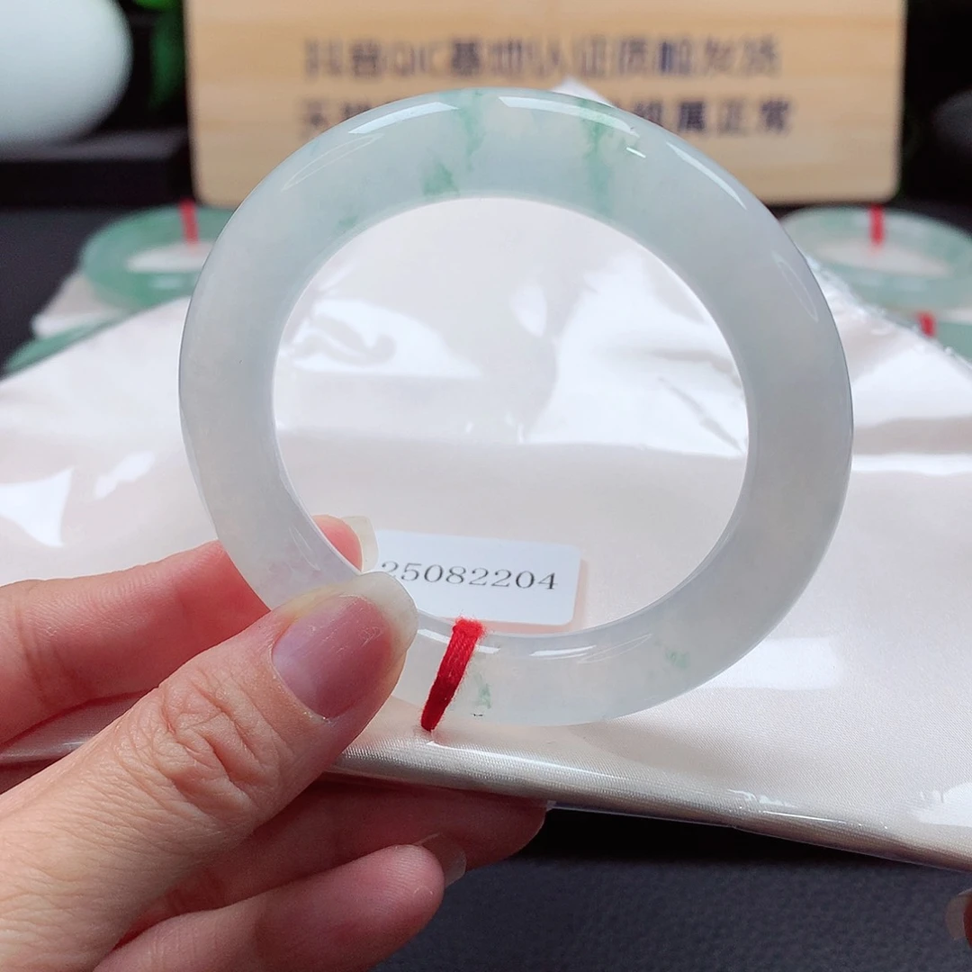 未镶嵌手镯（圆镯）翡翠82号，至纯至净，冰清玉洁