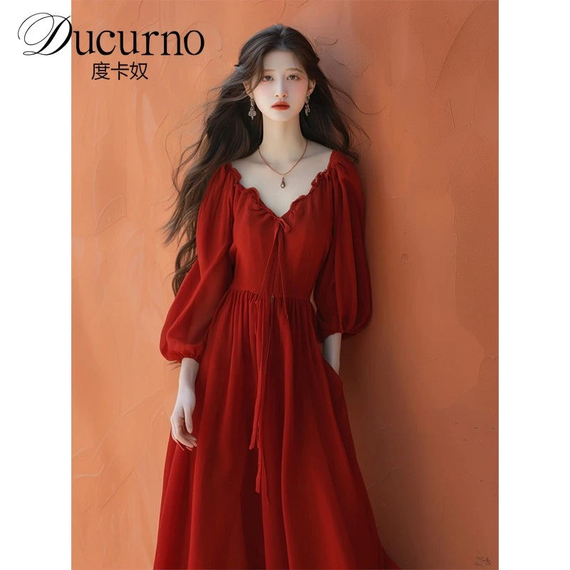 红色V领连衣裙女2025年秋季新款时尚气质百搭通勤轻奢高级感裙子