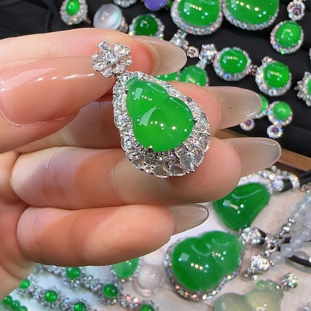 18K金镶嵌钻石颈饰