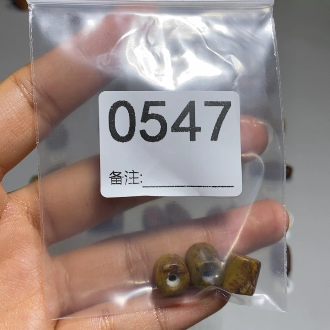 颈饰未镶嵌透闪石质玉水**?