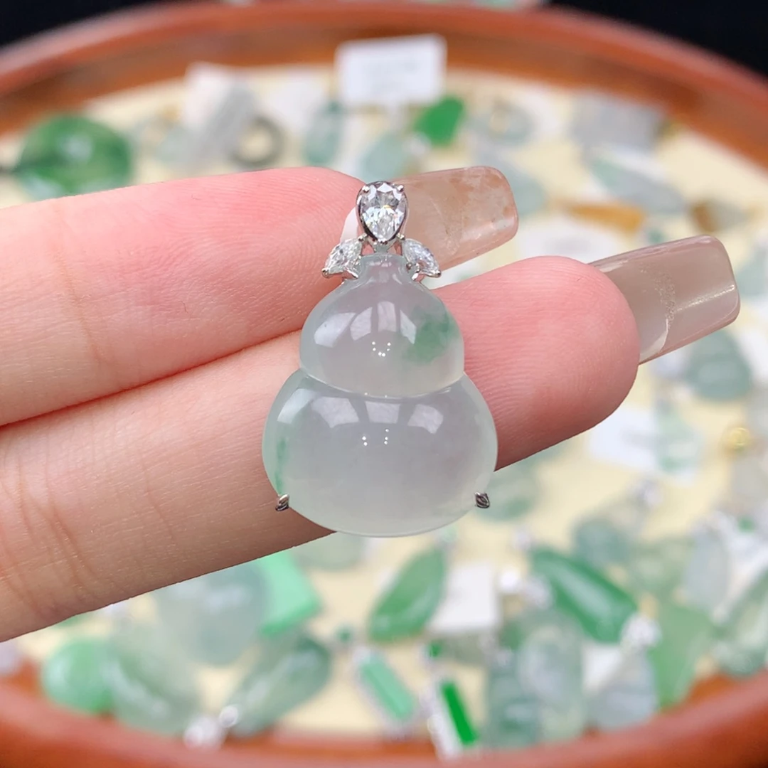 颈饰18K金镶嵌翡翠阳****笑天然缅甸A货翡翠葫芦