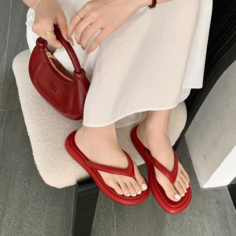 复古厚底夹脚人字拖鞋女外穿2025新款夏季红色踩屎感凉拖沙滩凉鞋