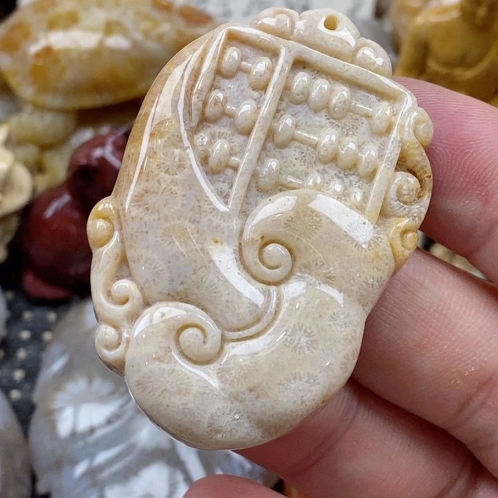 颈饰未镶嵌硅化珊瑚（珊瑚玉）有瑕