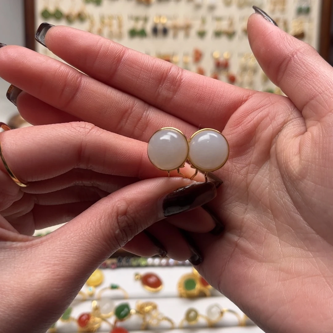 巧***莉和田玉未镶嵌耳饰