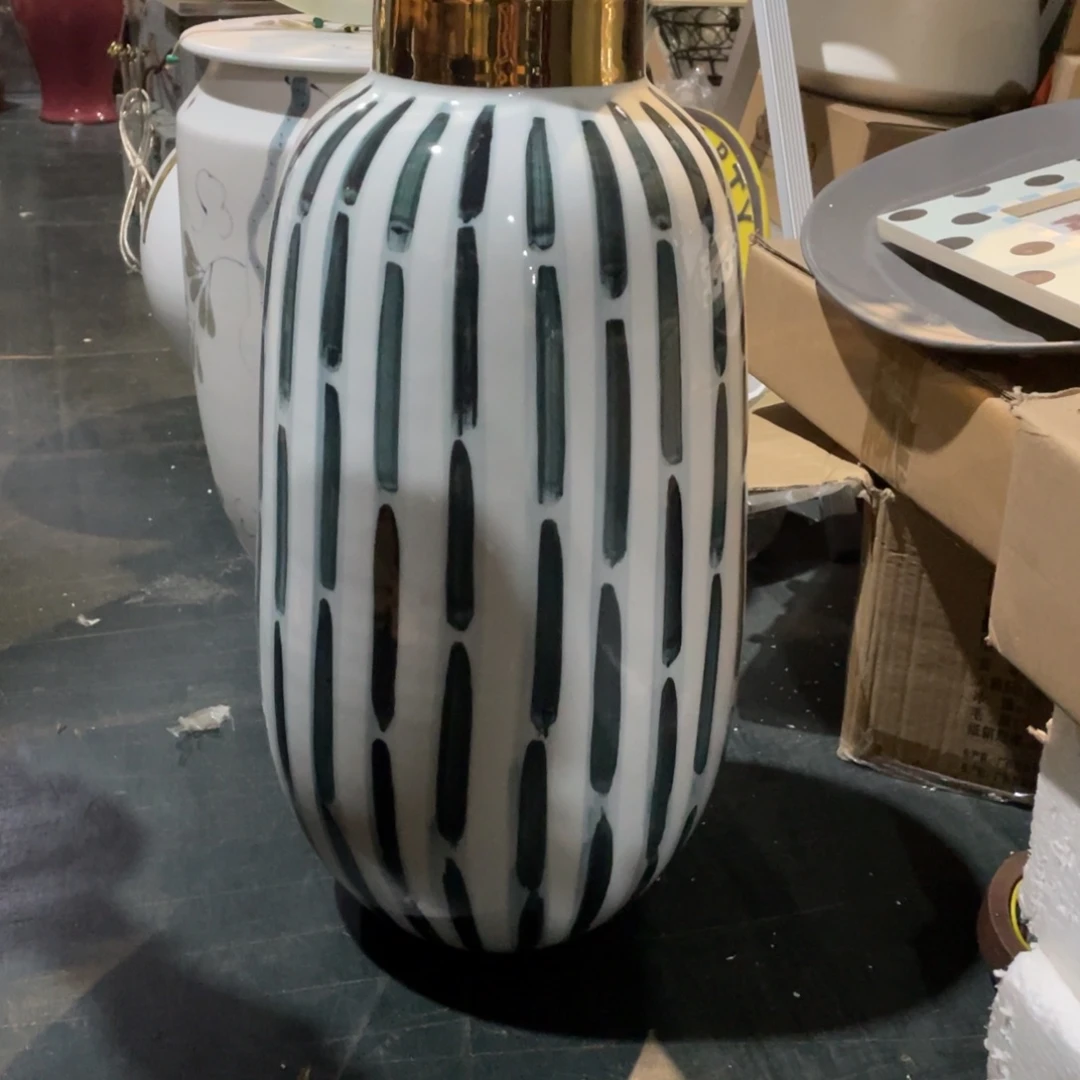 托****?陶瓷花瓶，仿真绿植。