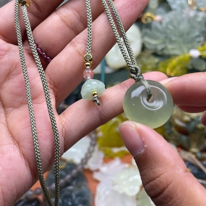 未镶嵌蛇纹石玉吊坠