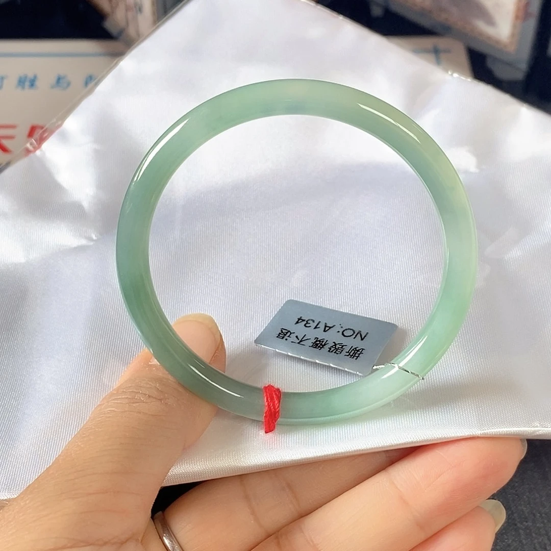 翡翠未镶嵌手镯（圆镯）52.4