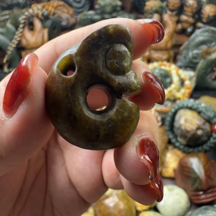 透闪石质玉未镶嵌珠宝奇石