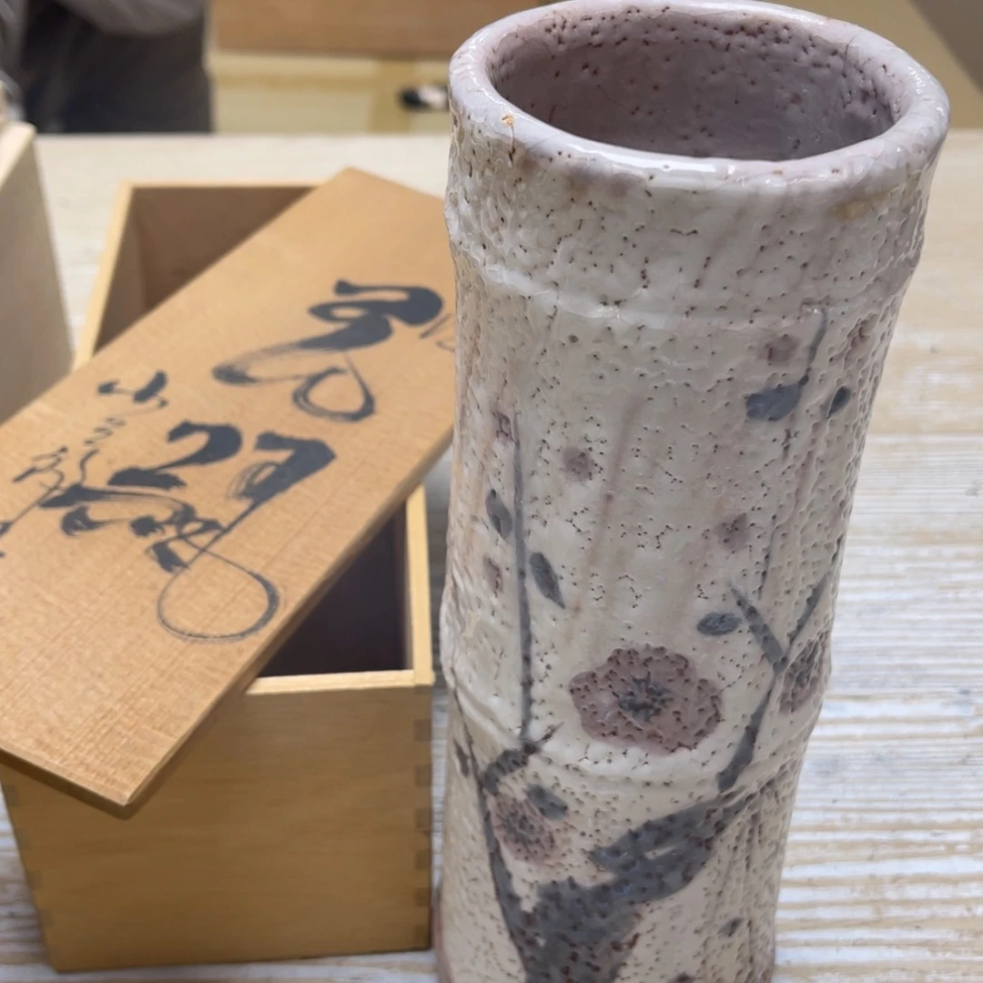 瓷片密密麻麻地排列着一个