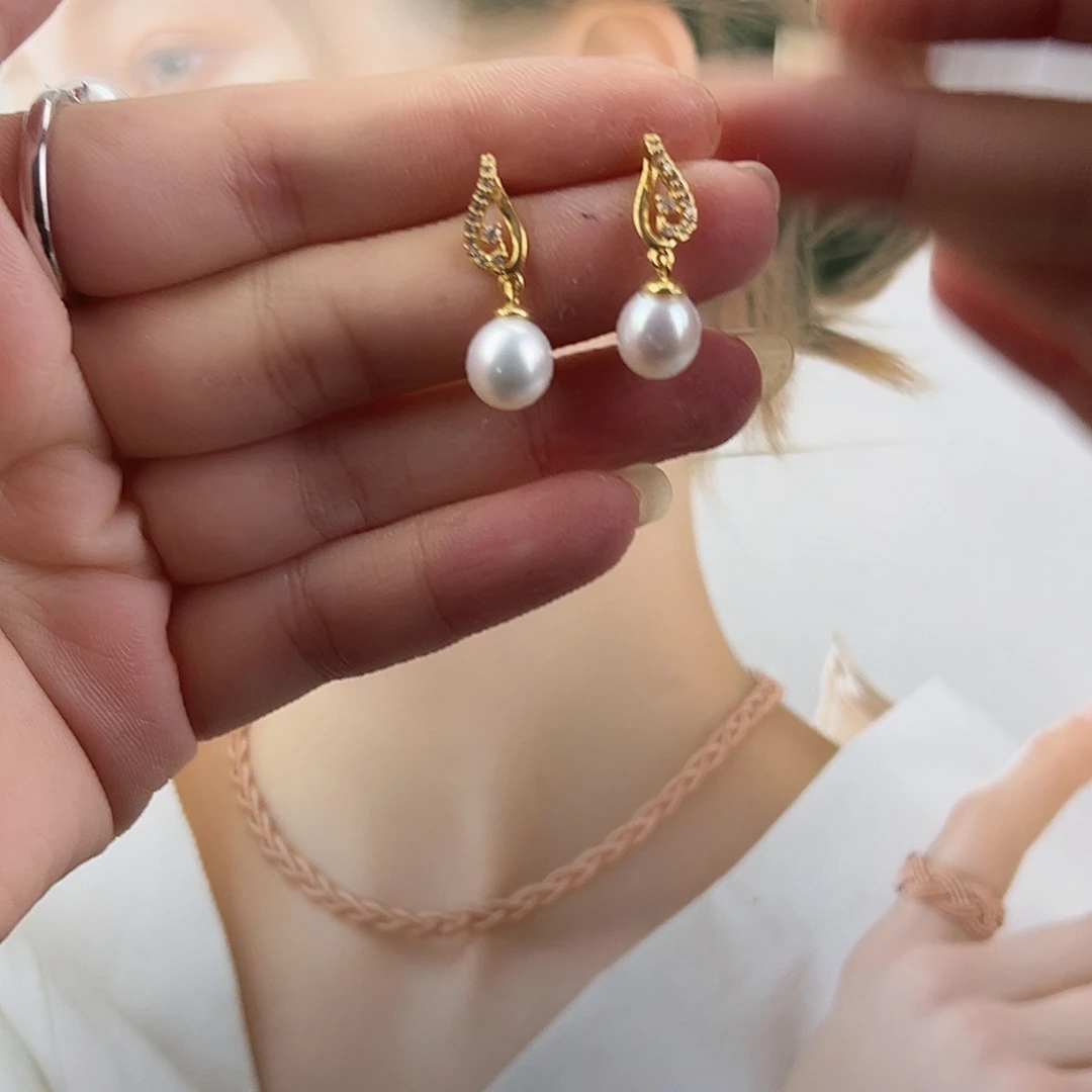 芸***灰银S925镶嵌淡水珍珠耳饰