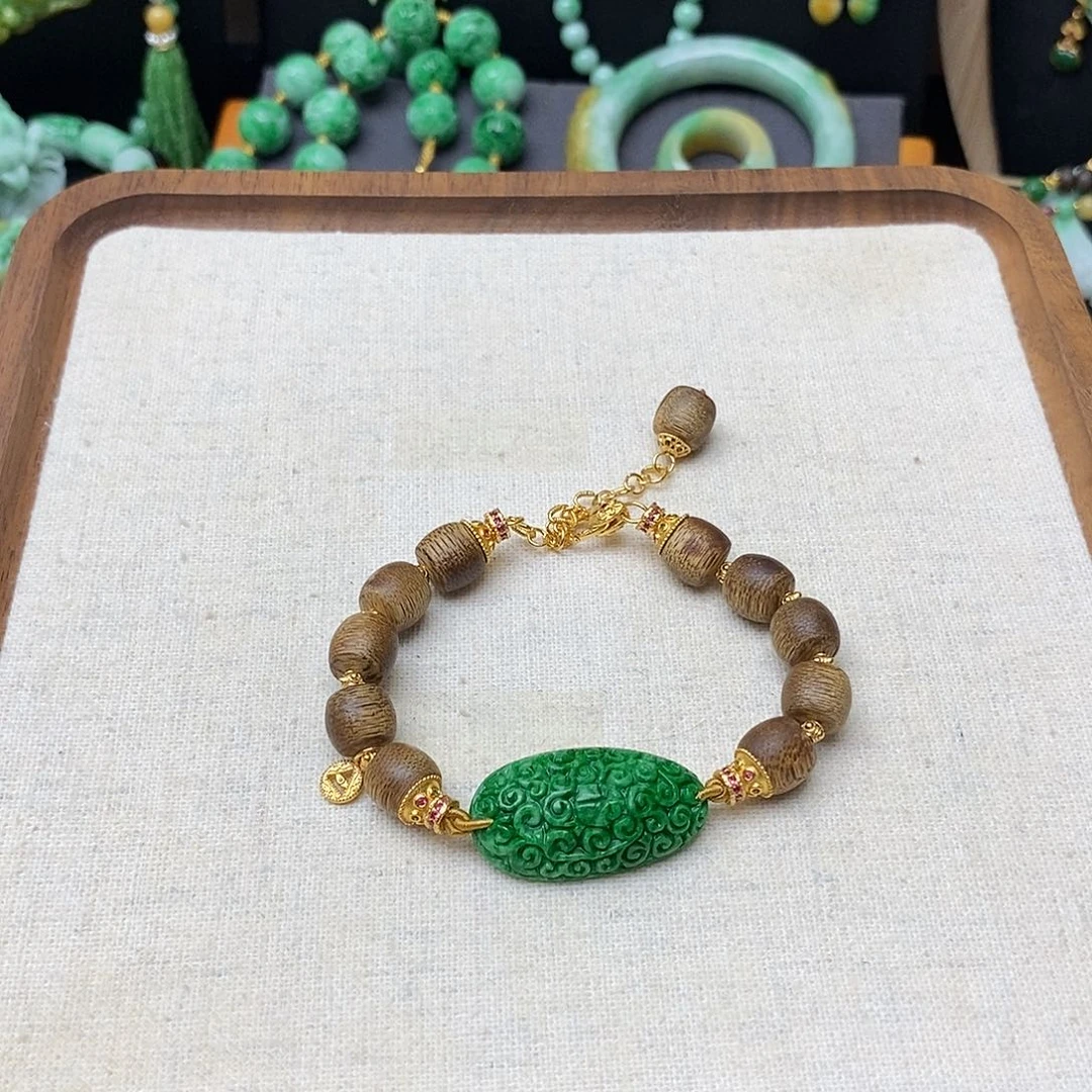 翡翠未镶嵌颈饰辣绿