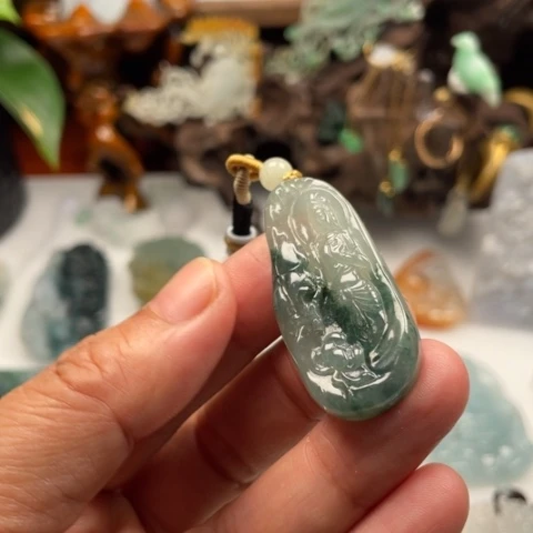 翡翠未镶嵌颈饰观音